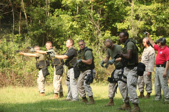Thực hành bắn súng ngắn M-9 của các binh sỹ quân cảnh Mỹ